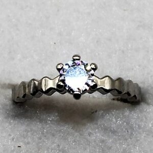 Ring met aansluitende bolletjes en kristal