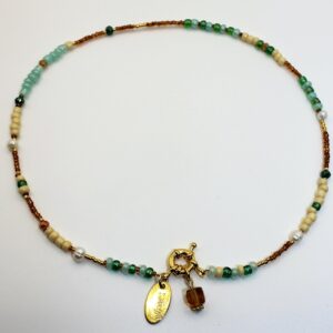 Groen/bruine kralen ketting met zoetwaterparels en blokjes bedel goud