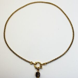 ketting met een boeislot en blokjes bedel goud