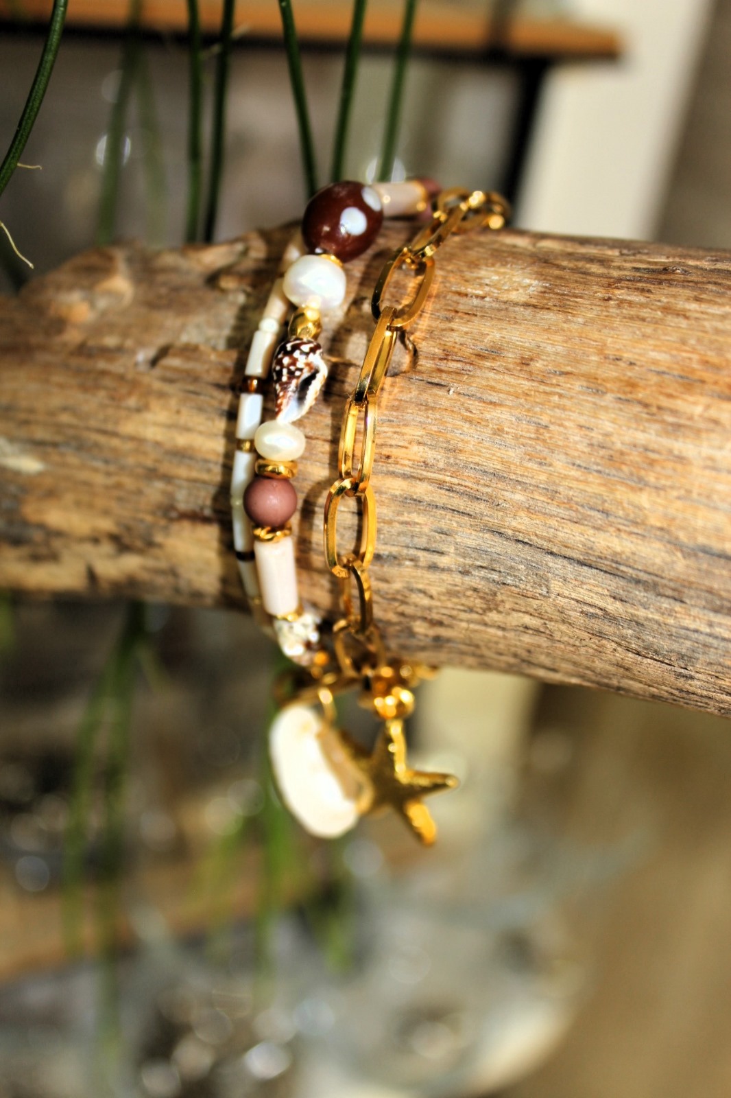 Handgemaakte sieraden Horst – vrouw draagt kleurrijke kralenketting met schelp en armband van Steyl Sieraden