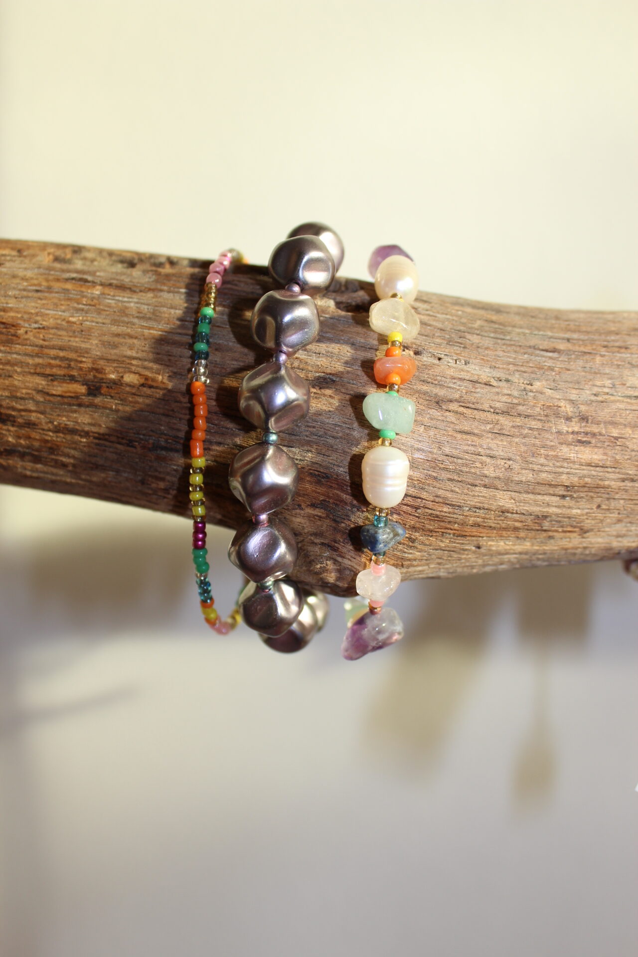 Kralen armband met kleurige rocailles Steyl-Sieraden Handgemaakte sieraden Horst – vrouw draagt kleurrijke kralenketting met schelp en armband van Steyl Sieraden